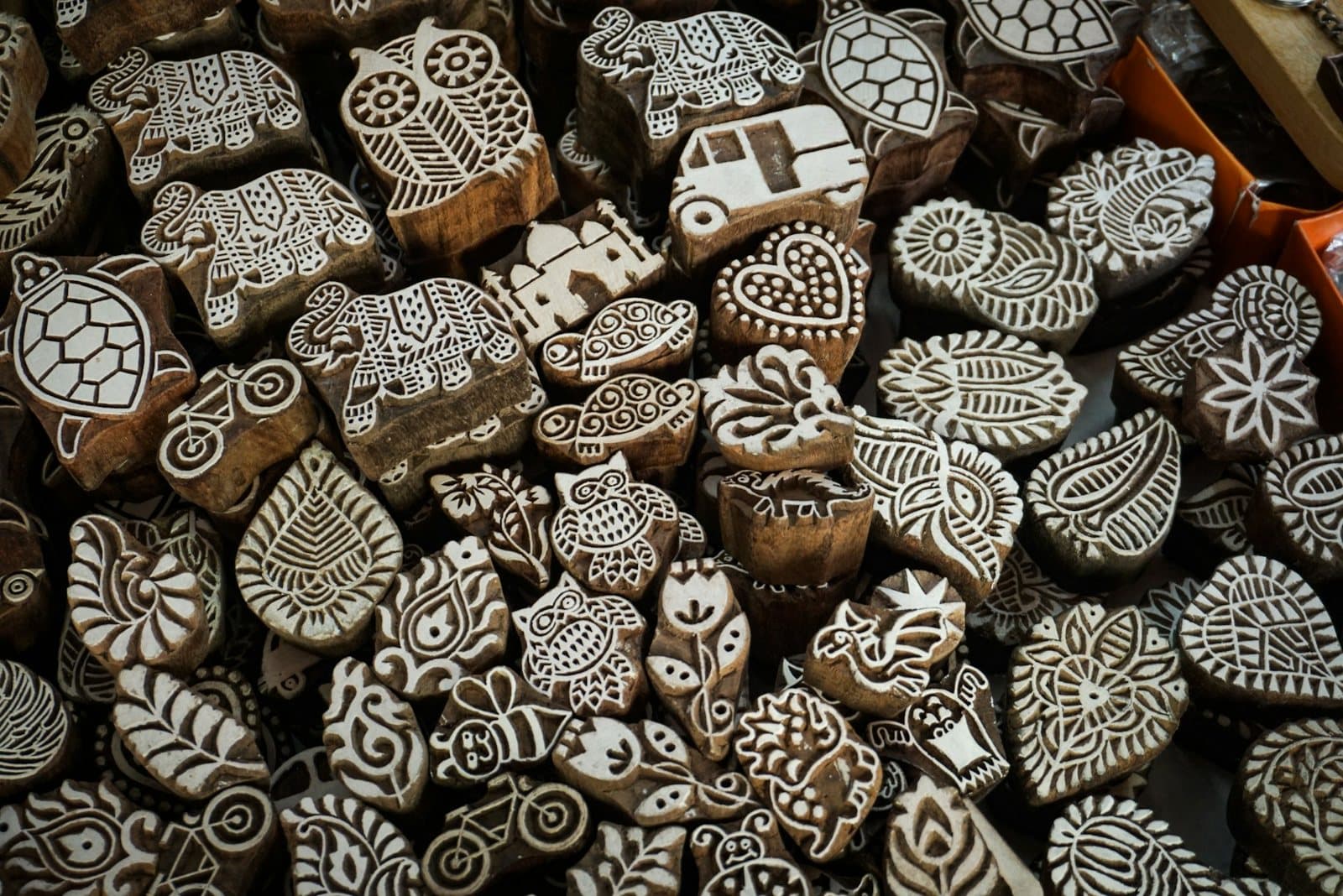 Tradicinis Indijos prieskonių turgus su ryškiomis spalvomis